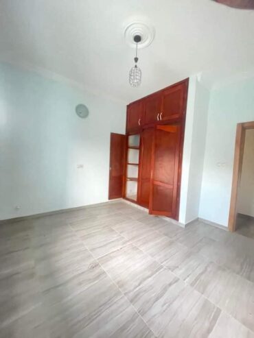 Appartement haut standing avec eau chaude parking gardien forage à Santa Barbara, bordure de route principale. 3 chambres 3 douches.