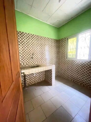 Appartement avec parking forage à Éleveur. 2 chambres 1 douche..