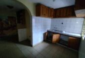 Villa avec baignoire parking à Efoulan. 4chambres 3 douches.