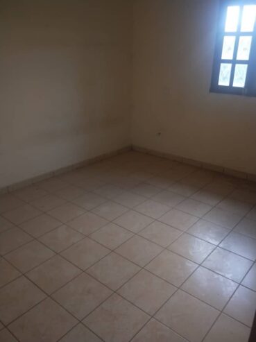 Appartement avec parking forage à Olembe. 2 chambres 2 douches.