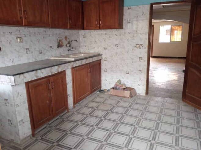 Appartements et studios haut standing à Odza B10, avec clim, eau chaude parking gardien, forage, magasin. 3 chambres 2douches..