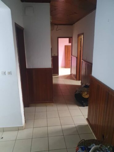 Villa avec parking baignoire à Mimboman. 100m de la route. 4 chambres 2douches, plus dépendance d’une chambre douche.
