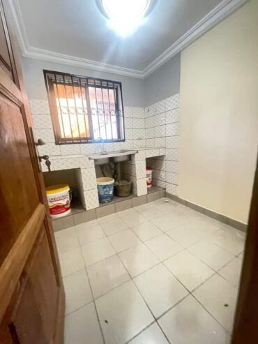 Appartement avec gardien parking forage à Ngousso. 2 chambres 2 douches…