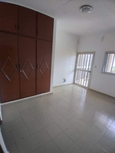 Appartement avec eau chaude baignoire gardien parking à Santa Barbara. 2 chambres 2 douches
