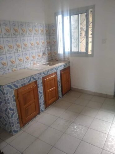 Appartement avec parking forage à Mendong. 3 chambres 2 douches..