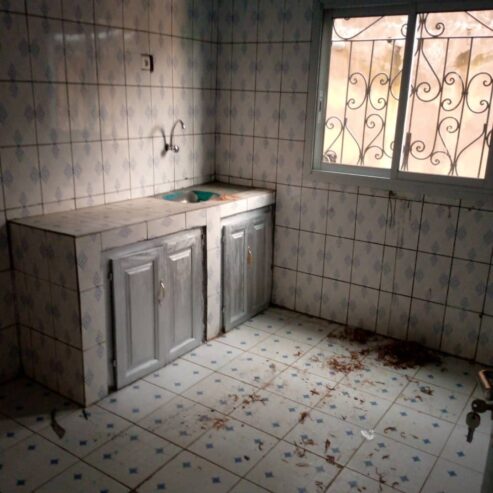 Appartement avec parking à Mimboman. Accès goudronné. 2 chambres 2 douches