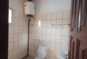 Appartement avec eau chaude parking forage à Etoug Ebe. 2 chambres 2 douches