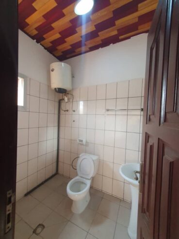 Appartement avec eau chaude parking forage à Etoug Ebe. 2 chambres 2 douches