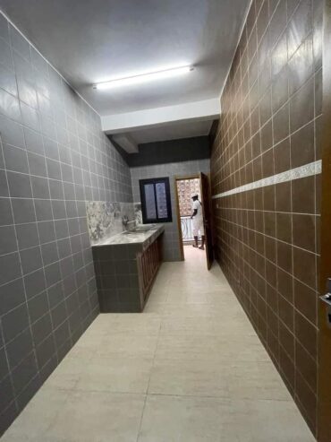 Appartement haut standing avec eau chaude parking gardien forage à Santa Barbara, bordure de route principale. 3 chambres 3 douches.