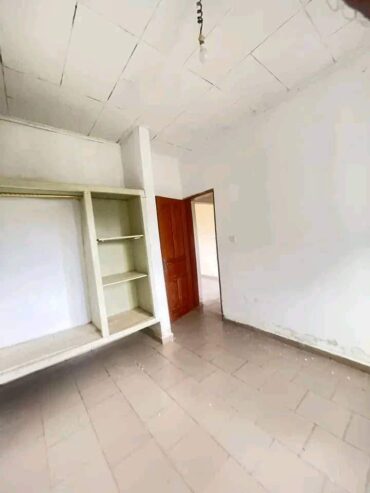 Appartement avec parking forage à Éleveur. 2 chambres 1 douche..