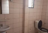 Appartement avec parking à Efoulan gendarmerie.2 chambres 2douches, salon salle à manger..