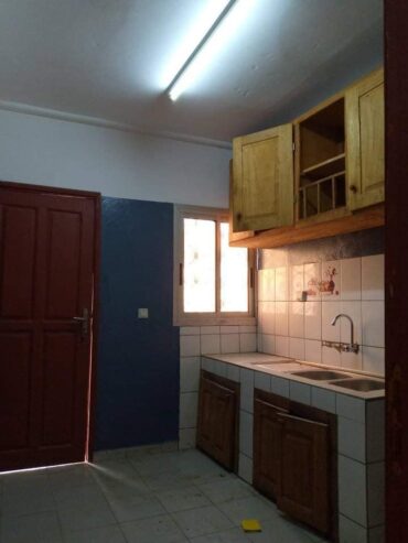 Appartement neuf avec parking forage à Nkolfoulou. 2 chambres 2 douches.