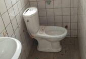 Appartement avec parking magasin à Nkomo. 2 chambres 2 douches.