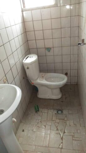 Appartement avec parking magasin à Nkomo. 2 chambres 2 douches.