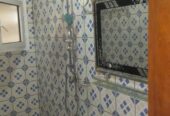 Appartement avec parking gardien eau chaude à Biteng. 3 chambres 2 douches.