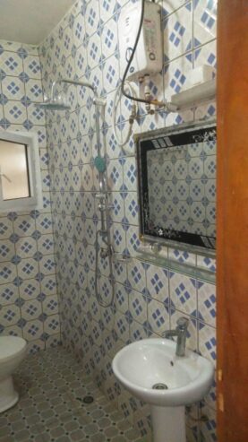 Appartement avec parking gardien eau chaude à Biteng. 3 chambres 2 douches.