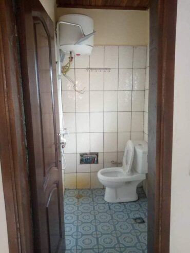 Appartement neuf avec clim, eau chaude parking forage à Odza lycée. 3 chambres 3 douches.