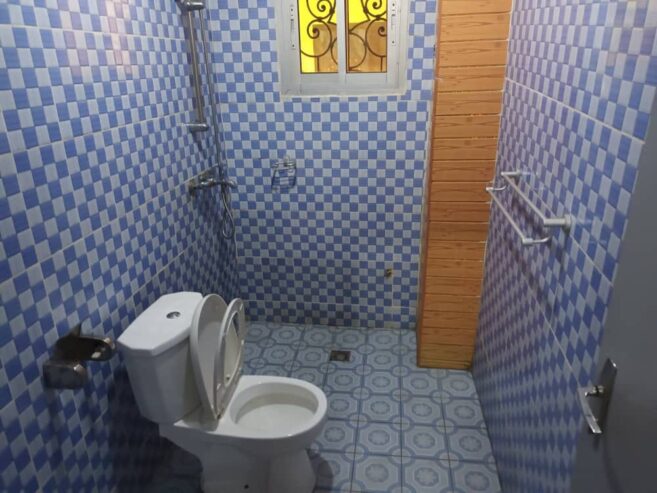 Appartement avec eau chaude parking forage à Emana. 2 chambres 2 douches.