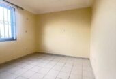 Appartement avec gardien parking forage à Ngousso. 2 chambres 2 douches.