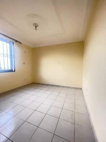 Appartement avec gardien parking forage à Ngousso. 2 chambres 2 douches.