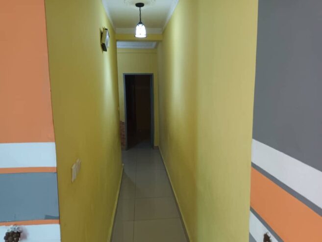 Appartement avec eau chaude parking forage à Emana. 2 chambres 2 douches.