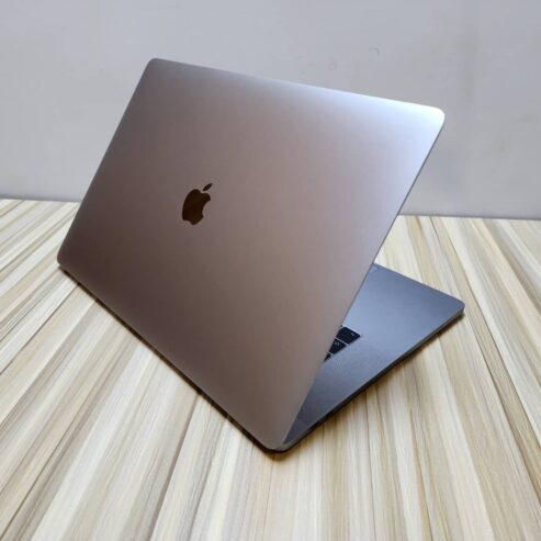 Ordinateur Macbook Pro 15 Retina 2019 Core i9 Touch ID & TouchBar