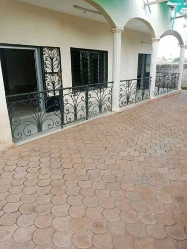 Appartement individuel avec parking baignoire à Odza auberge bleue. 3 chambres 3 douches..