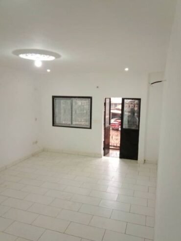 appartement neuf en bordure de route, avec forage parking Mimboman terminus. 2 chambres 2 douches..