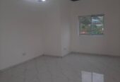 Bel Appartement neuf avec eau chaude, gardien, parking forage à Odza B10. 2 chambres 2 douches..