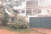 Vaste appartement avec parking forage à Nkoabang. 2 chambres 2 douches