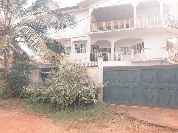 Vaste appartement avec parking forage à Nkoabang. 2 chambres 2 douches