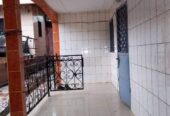 Appartement avec parking à Kondengui. 2 chambres 1 douche