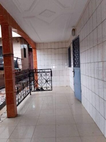 Appartement avec parking à Kondengui. 2 chambres 1 douche