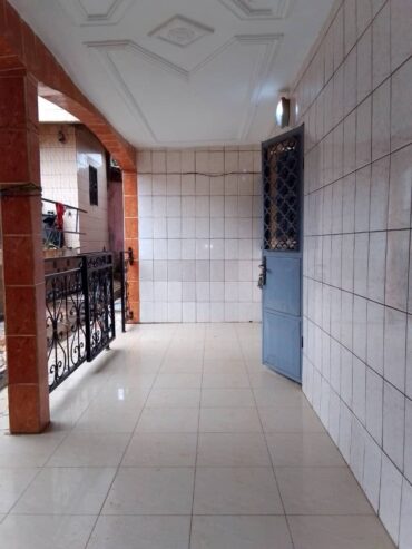 Appartement avec parking à Kondengui. Accès à pieds. 2 chambres 1 douche.