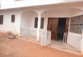 Vaste appartement avec parking forage à Nkoabang. 2 chambres 2 douches