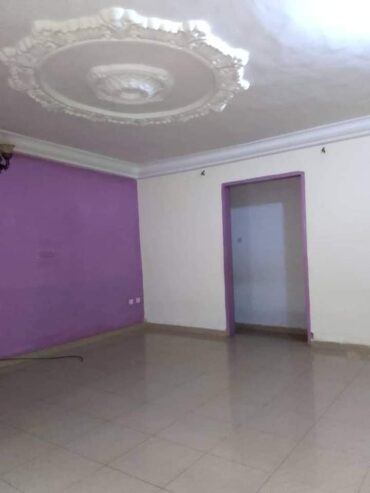 Appartement avec parking à Kondengui. 2 chambres 1 douche