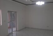 Bel Appartement neuf avec eau chaude, gardien, parking forage à Odza B10. 2 chambres 2 douches..