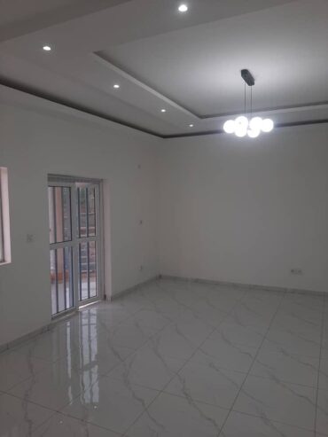 Bel Appartement neuf avec eau chaude, gardien, parking forage à Odza B10. 2 chambres 2 douches..