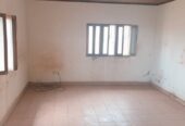 Vaste appartement avec parking forage à Nkoabang. 2 chambres 2 douches