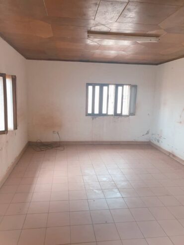 Vaste appartement avec parking forage à Nkoabang. 2 chambres 2 douches