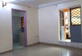 Appartement avec parking à Kondengui. 2 chambres 1 douche