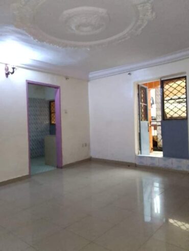 Appartement avec parking à Kondengui. 2 chambres 1 douche