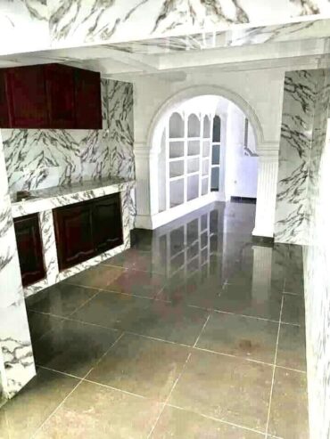 Appartement chic avec eau chaude, baignoire parking à Éleveur. Bordure de goudron. 2 chambres 2 douches..