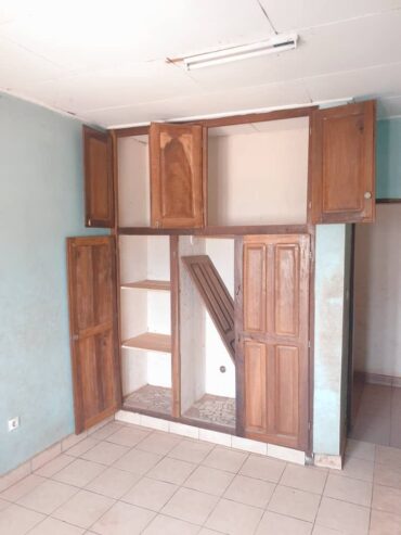 Vaste appartement avec parking forage à Nkoabang. 2 chambres 2 douches