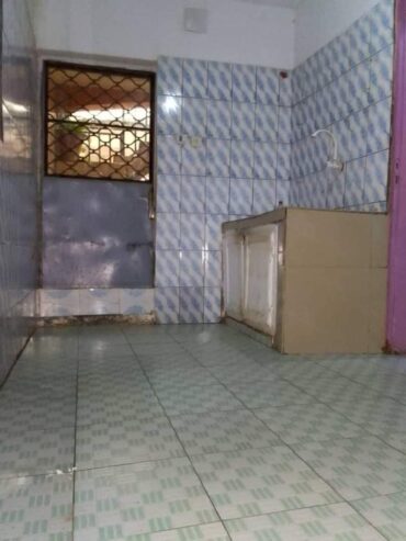 Appartement avec parking à Kondengui. 2 chambres 1 douche