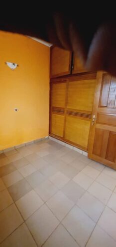 Bel Appartement individuel avec parking forage à Nkozoa. 2 chambres 1 douche