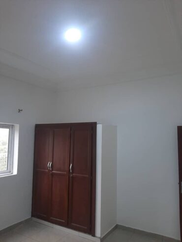 Bel Appartement neuf avec eau chaude, gardien, parking forage à Odza B10. 2 chambres 2 douches..
