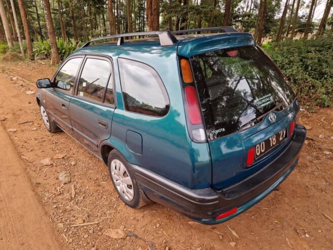 Toyota Corolla 111 long châssis ultra ultra propre Occasion d’Europe moins de 4 jours au pays