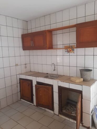 Appartement avec parking forage à Odza Messamendongo. 3 chambres 2 douches
