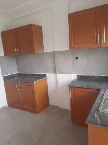 Appartement neuf avec baignoire eau chaude parking forage à Odza. 3 chambres 2 douches..